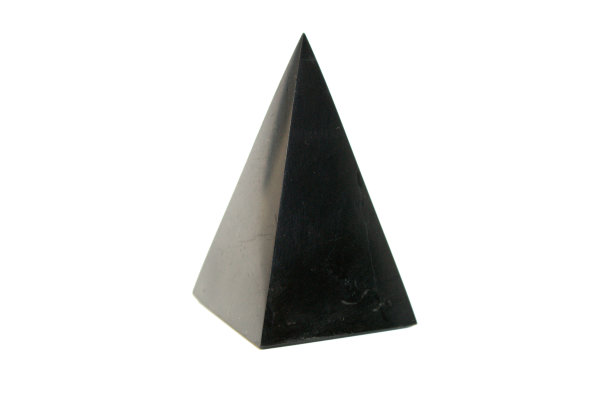 Schungit Pyramide, hoch, poliert 5 cm